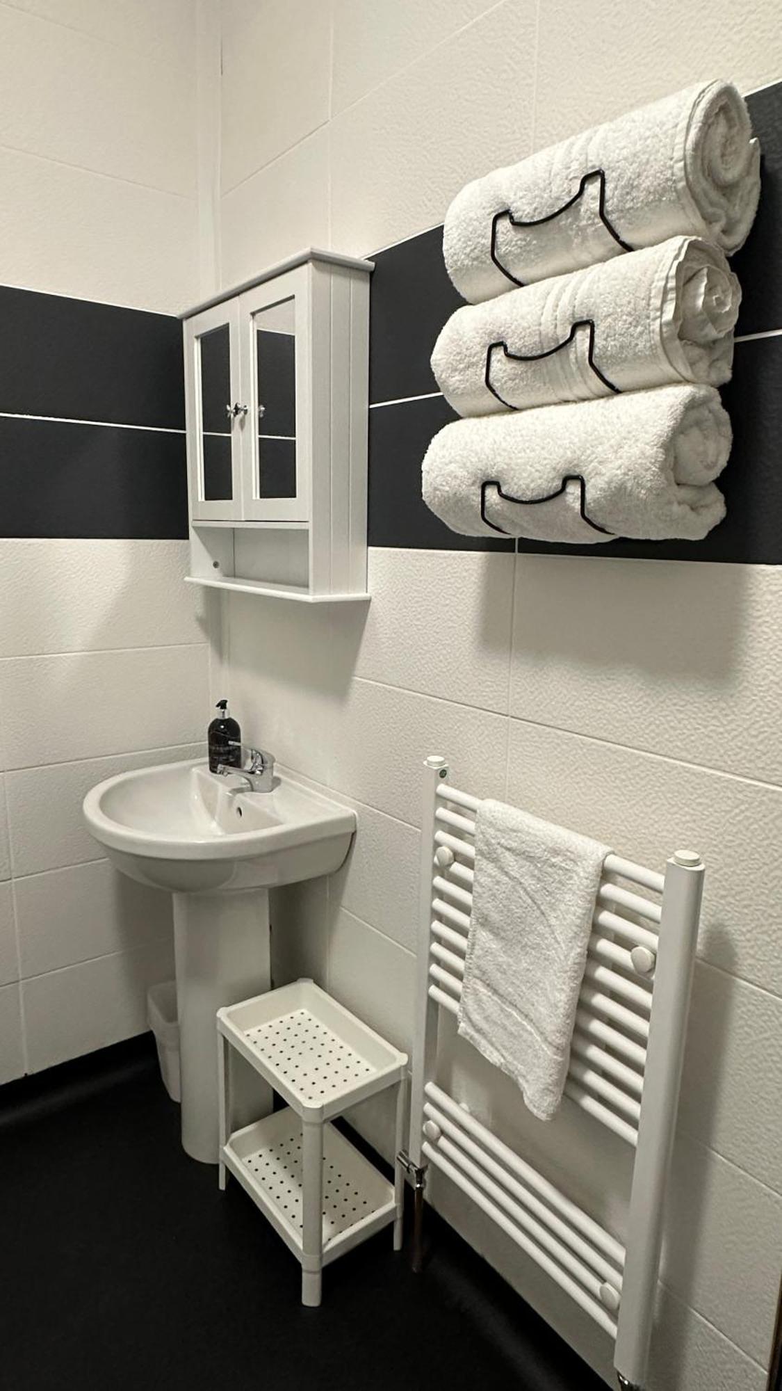 Modern 2 Bed Near Turf Moor Football Stadium, Parks, Canal And Lake Бёрнли Экстерьер фото